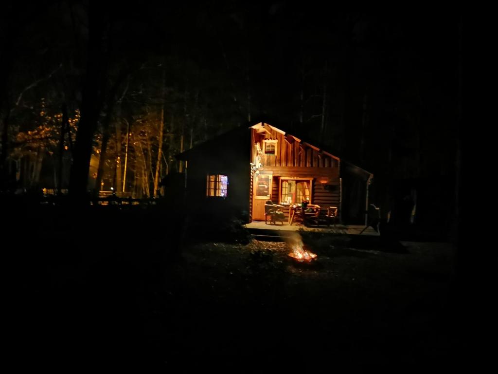 een klein huis in het donker 's nachts bij Holzhaus Waldwichtel am Wald und See in Neuruppin