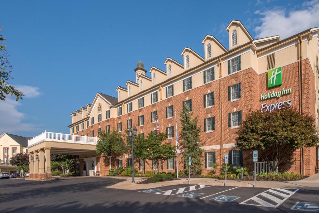 ein Rendering der Hampton Inn Suiten Niagarafas am See in der Unterkunft Holiday Inn Express State College at Williamsburg Square, an IHG Hotel in State College