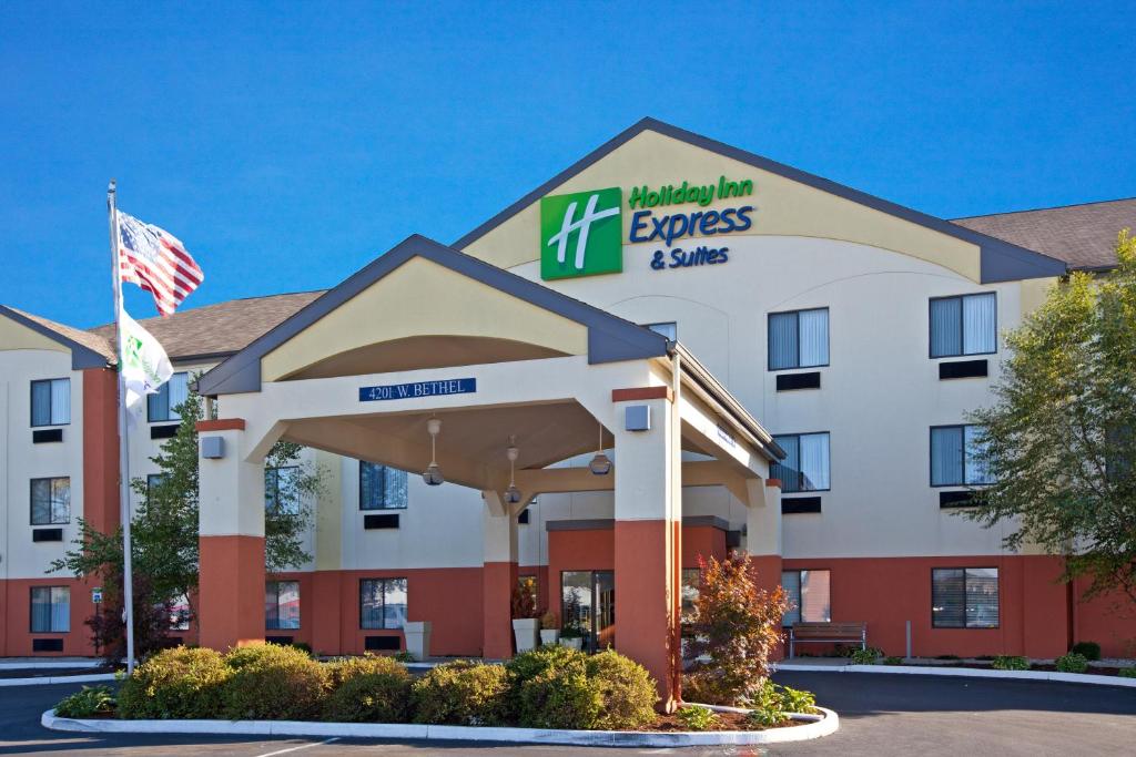 een hotel met een Amerikaanse vlag ervoor bij Holiday Inn Express & Suites - Muncie, an IHG Hotel in Muncie