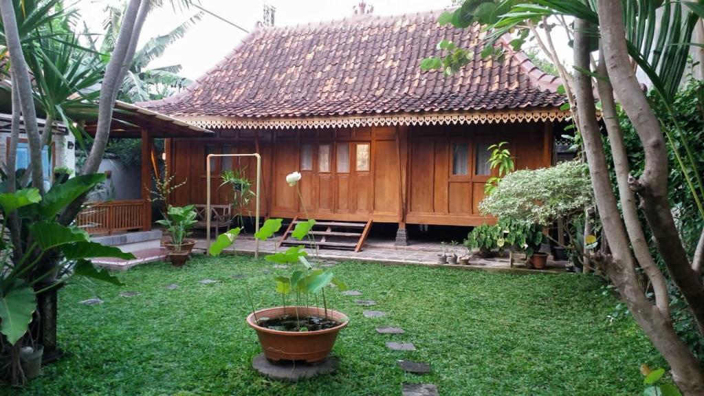 een klein huis midden in een tuin bij rumah566 in Yogyakarta