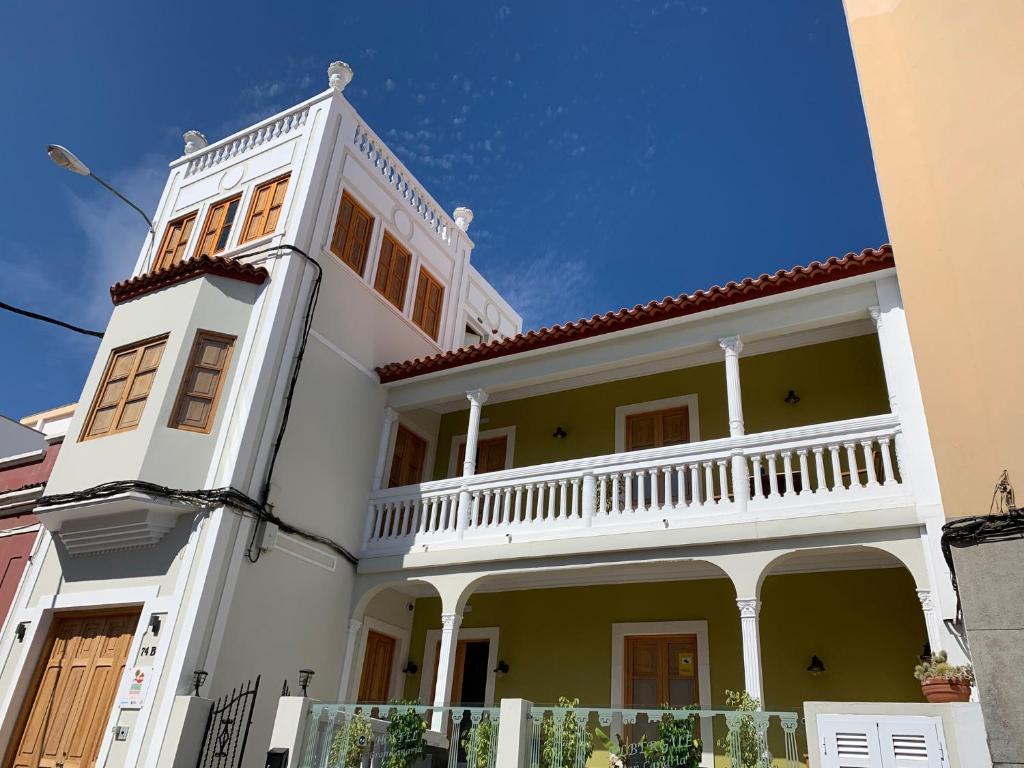 uma grande casa branca com uma varanda em Albergue Gran Canaria em Las Palmas de Gran Canárias