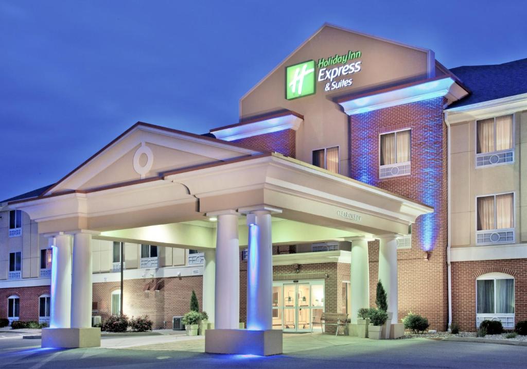 シャンペーンにあるHoliday Inn Express Hotel & Suites Urbana-Champaign-U of I Area, an IHG Hotelの正面にガゼボがあるホテルの建物