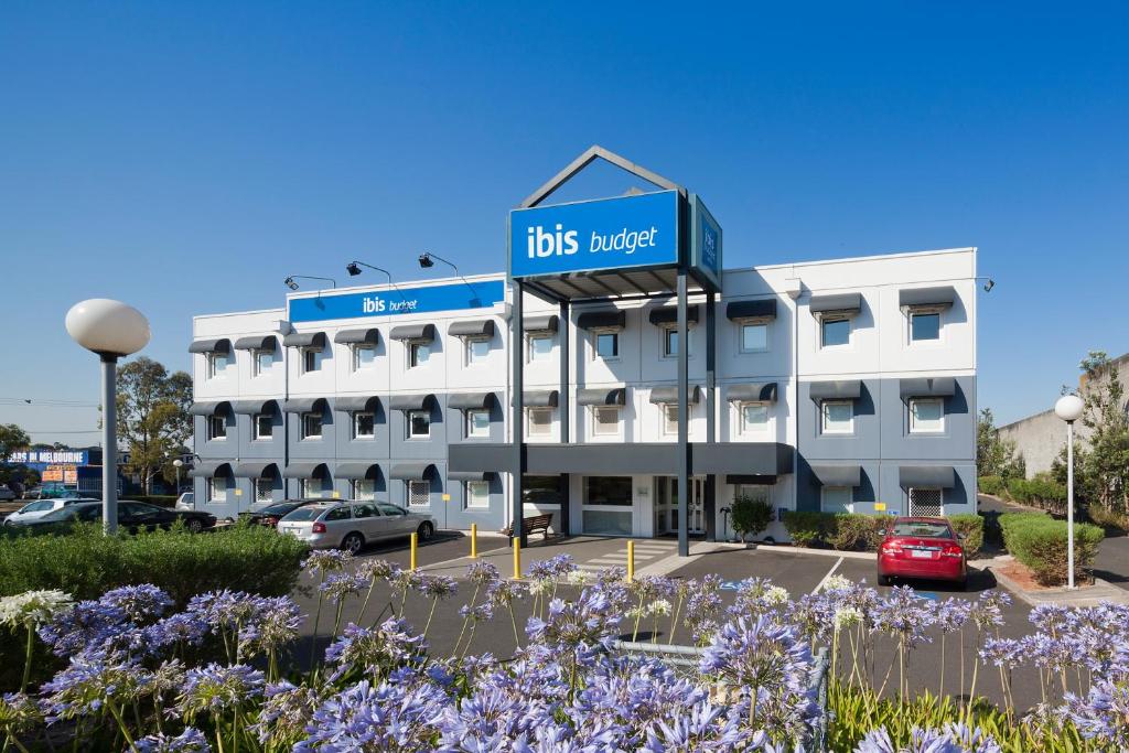 budynek z napisem "hotel autobusowy" w obiekcie ibis Budget - Dandenong w mieście Dandenong