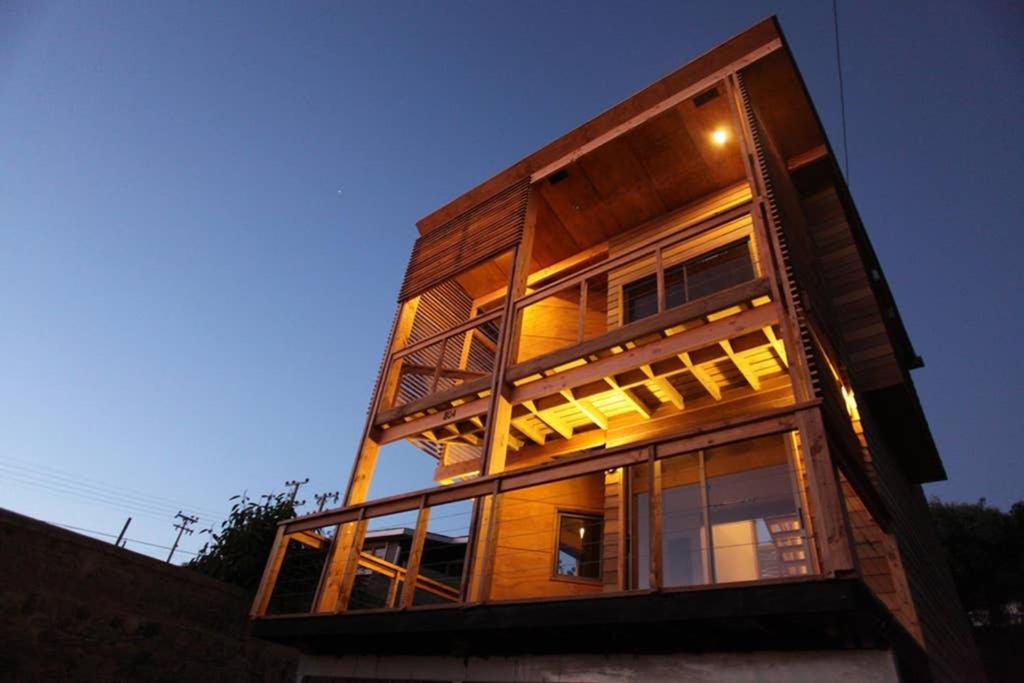 Un grand bâtiment avec de nombreuses fenêtres sur son côté dans l'établissement Tongoy Beach Tinyhouse, à Tongoy