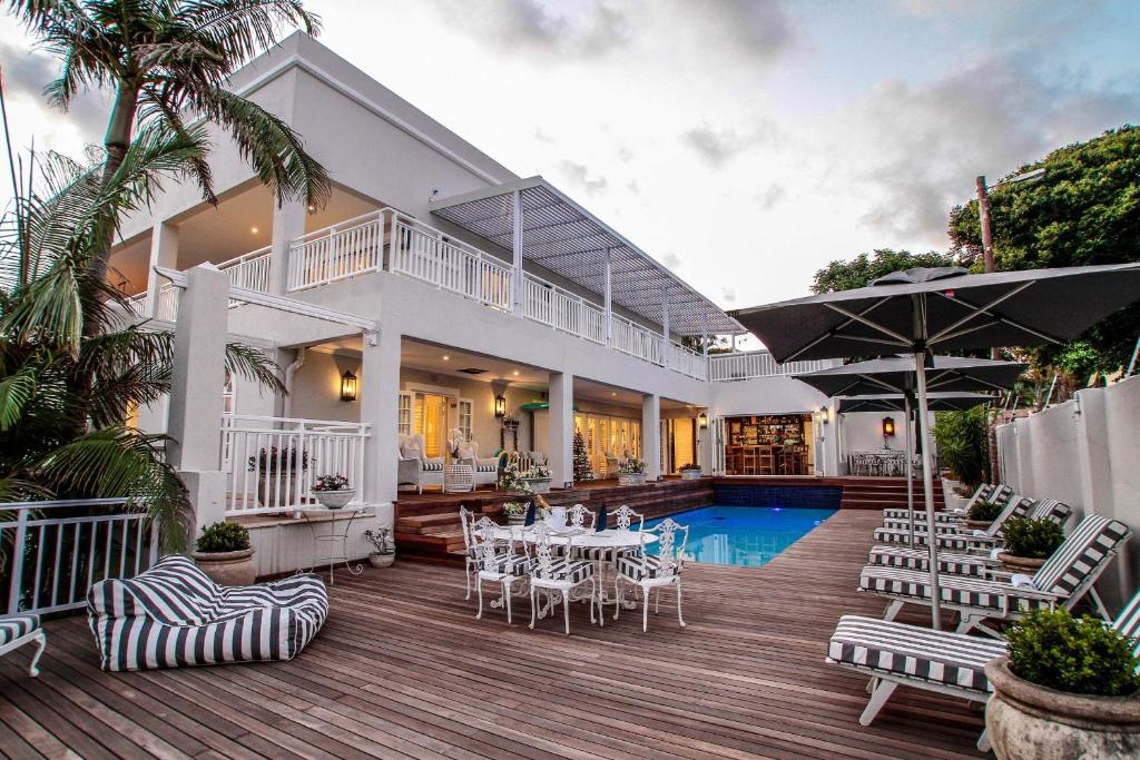 Casa con terraza y piscina en Sandals Guest House, en Durban