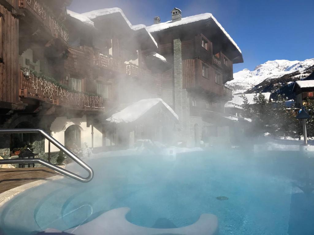 Majoituspaikassa Hotel Relais Des Glaciers - Adults Only tai sen lähellä sijaitseva uima-allas