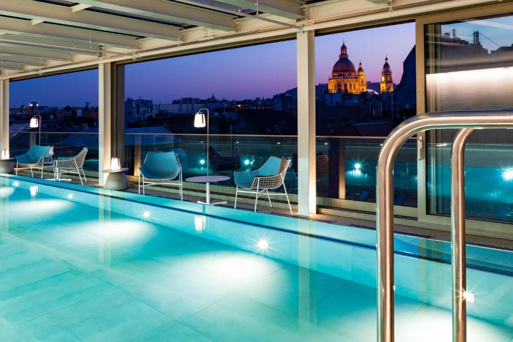 hotelowy basen z widokiem na miasto w obiekcie Cortile Hotel - Adults Only w Budapeszcie