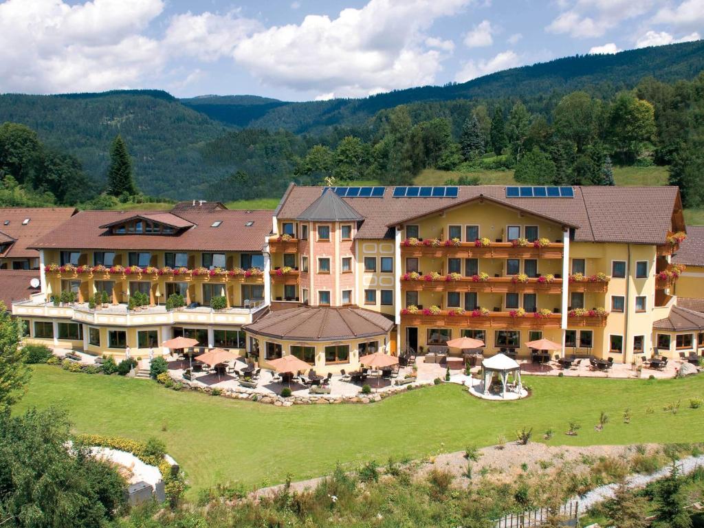 una vista aerea di un resort con montagne sullo sfondo di Kristall- & Vitalhotel Bergknappenhof a Bodenmais