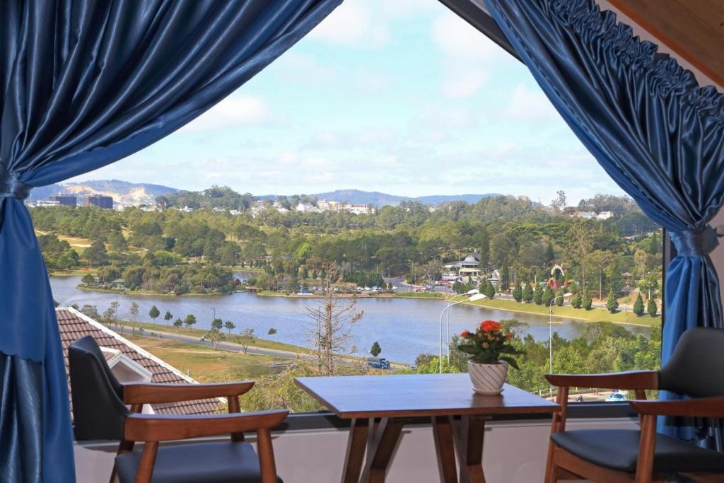 Blick auf einen See aus dem Fenster in der Unterkunft Luan'S Villa in Da Lat