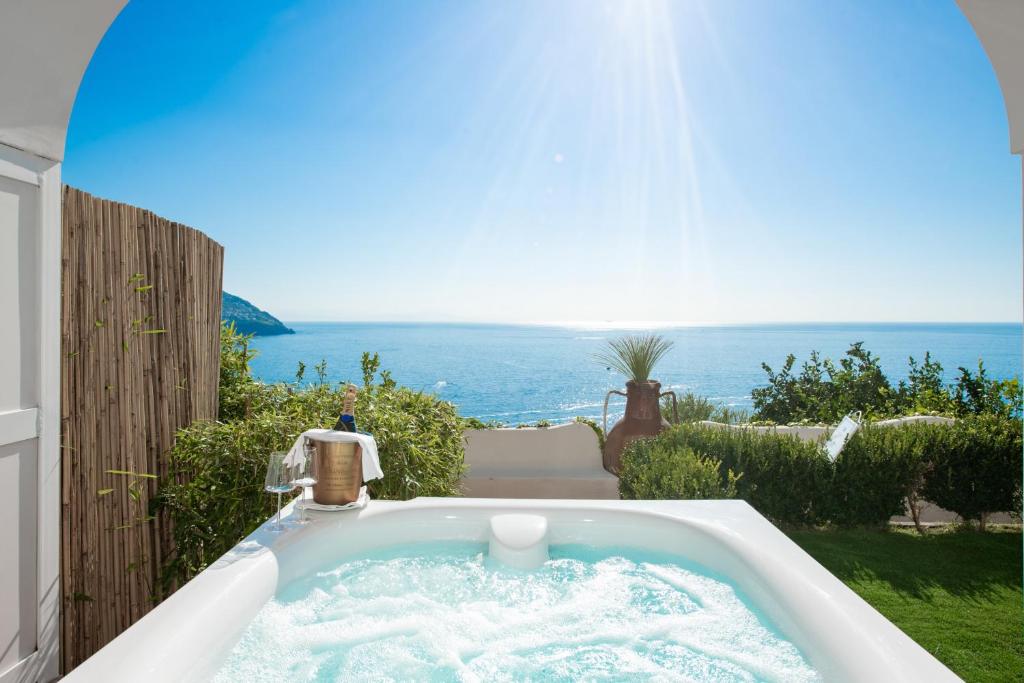 una vasca da bagno con vista sull'oceano di La Casa di Peppe a Positano