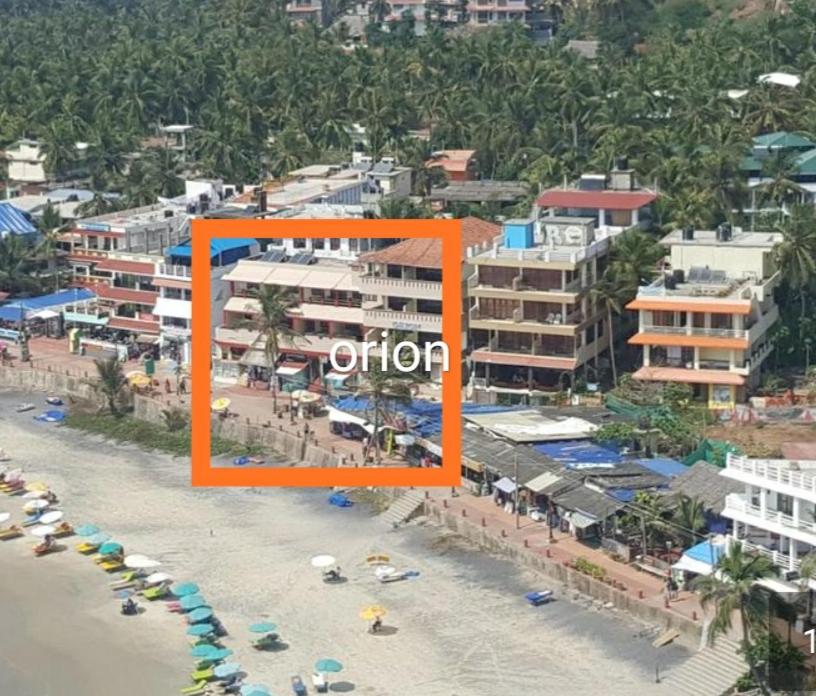 Orion Seaview Beach Hotel في كوفالام: اطلالة جوية على منتجع فيه شاطئ ومباني