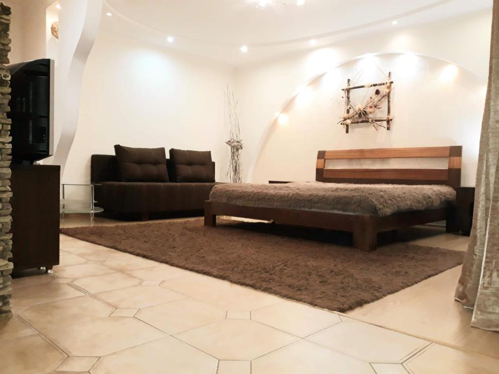 uma sala de estar com uma cama e um sofá em Apartment at Matusevycha Street 2-15 em Kryvyi Rih