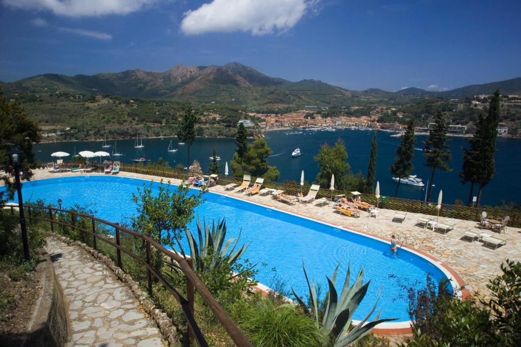 uma piscina com vista para uma massa de água em TH Capoliveri - Grand Hotel Elba International em Capoliveri