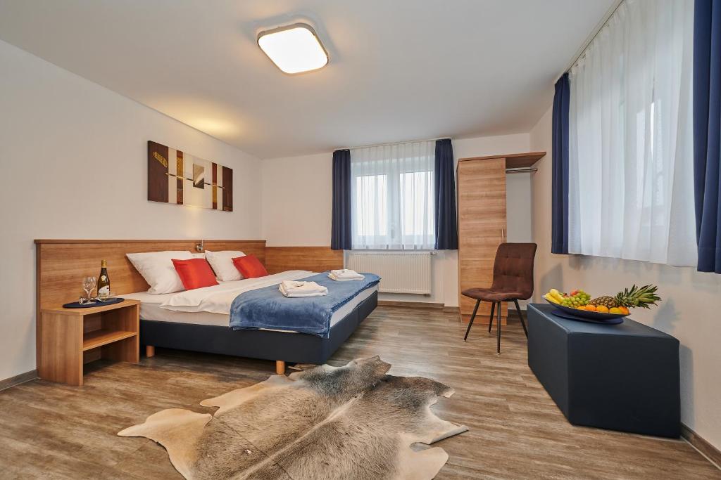 Ліжко або ліжка в номері Sunny Hotel Straubing