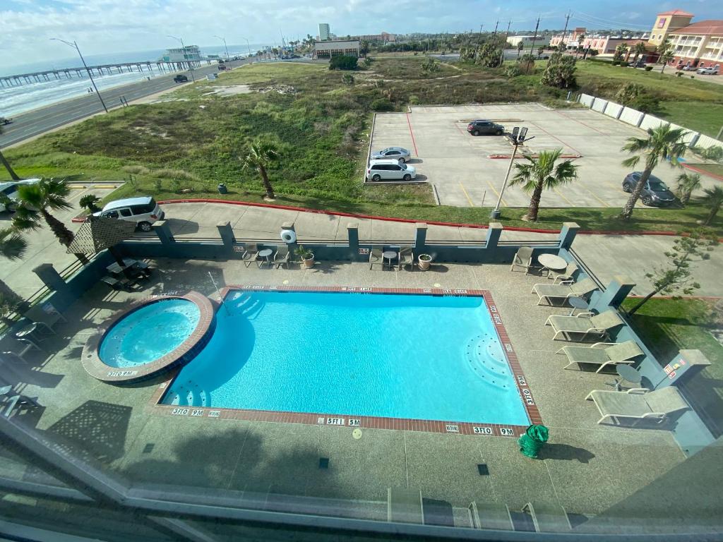 uma vista sobre uma piscina e a praia em Galveston Beach Hotel em Galveston