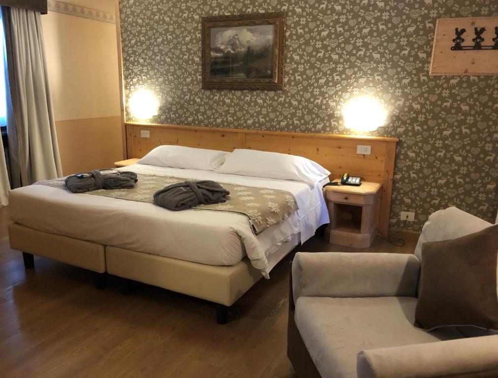 Rúm í herbergi á Hotel Edelweiss 3 Stelle SUPERIOR