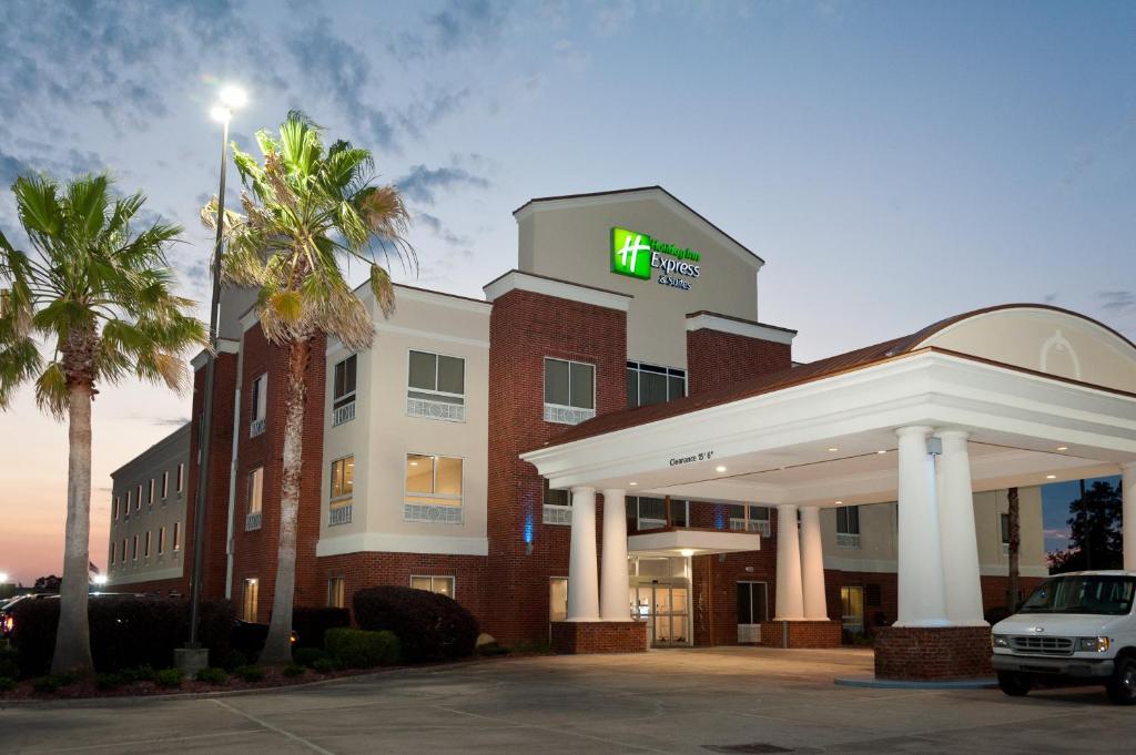 ScottにあるHoliday Inn Express Hotel & Suites Scott-Lafayette West, an IHG Hotelの建物正面の看板のあるホテル