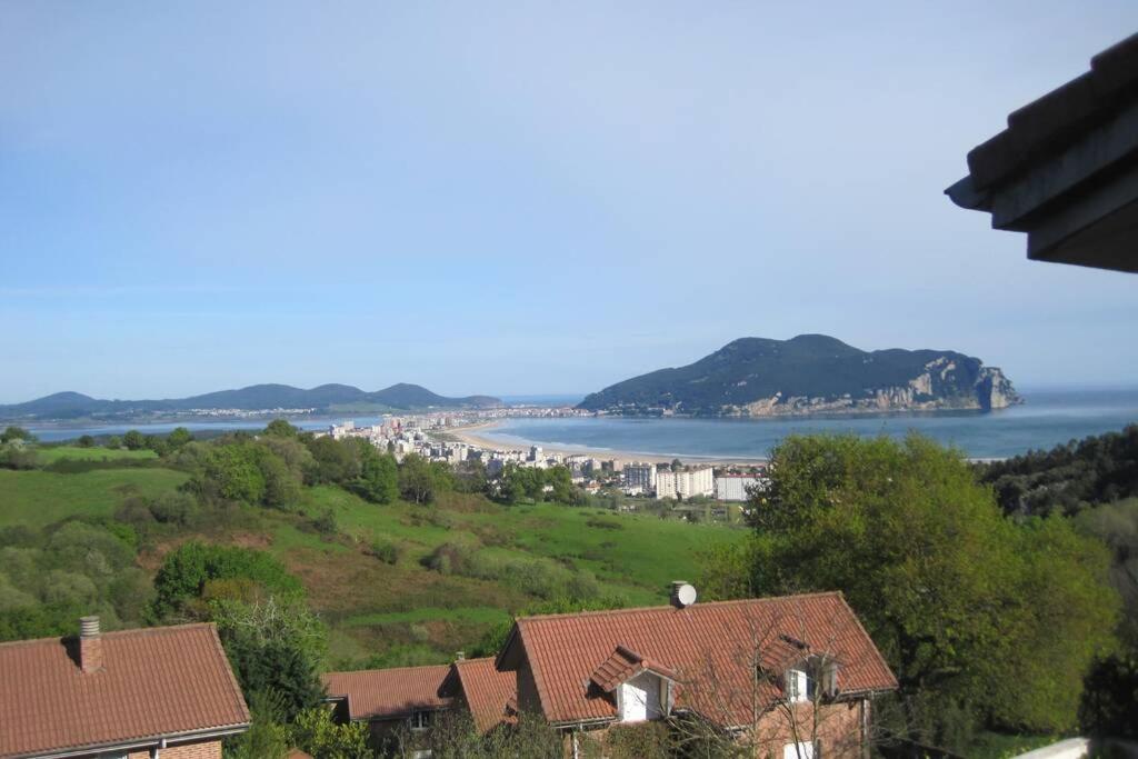 vista su una spiaggia e sull'oceano con case di Magnificas vistas Alto de Laredo a Laredo