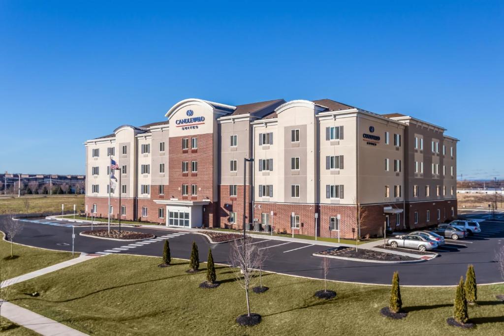 una vista aérea de un edificio con aparcamiento en Candlewood Suites Bethlehem South, an IHG Hotel, en Bethlehem