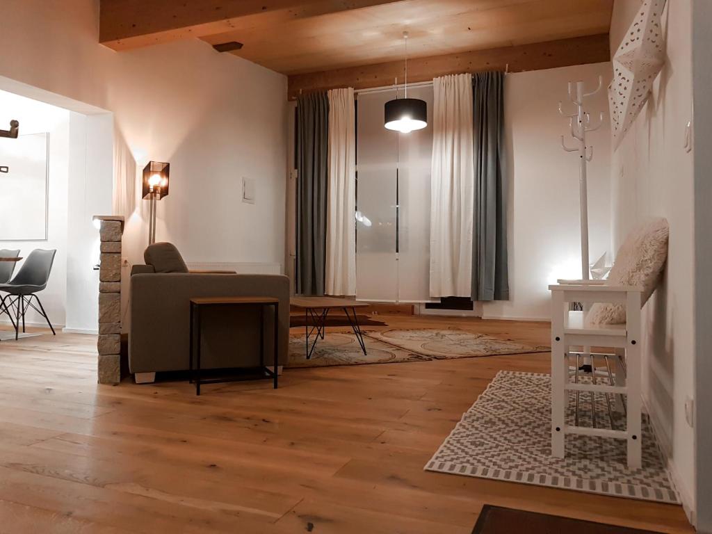 salon z kanapą i stołem w obiekcie Semmering Loft w mieście Semmering