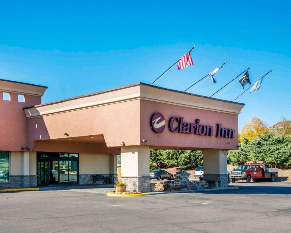 un panneau d'auberge de clinton au-dessus d'un bâtiment dans l'établissement Clarion Inn and Events Center Pueblo North, à Pueblo