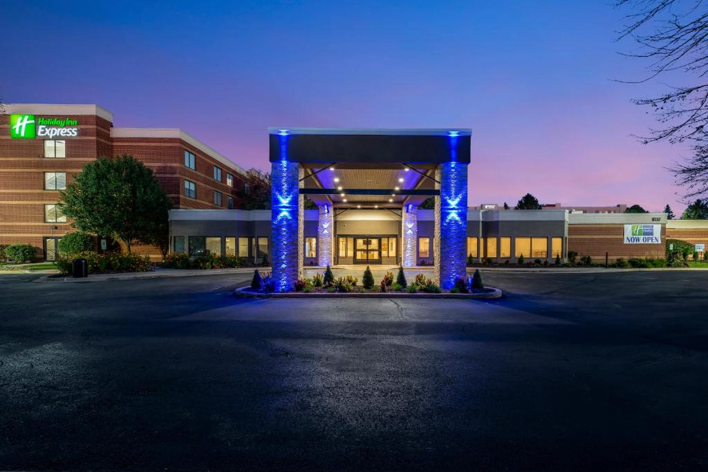 un edificio con columnas azules frente a un edificio en Holiday Inn Express Naperville, an IHG Hotel, en Naperville