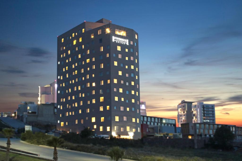 ein hohes Gebäude mit Licht in einer Stadt in der Unterkunft Staybridge Suites San Luis Potosi, an IHG Hotel in San Luis Potosí