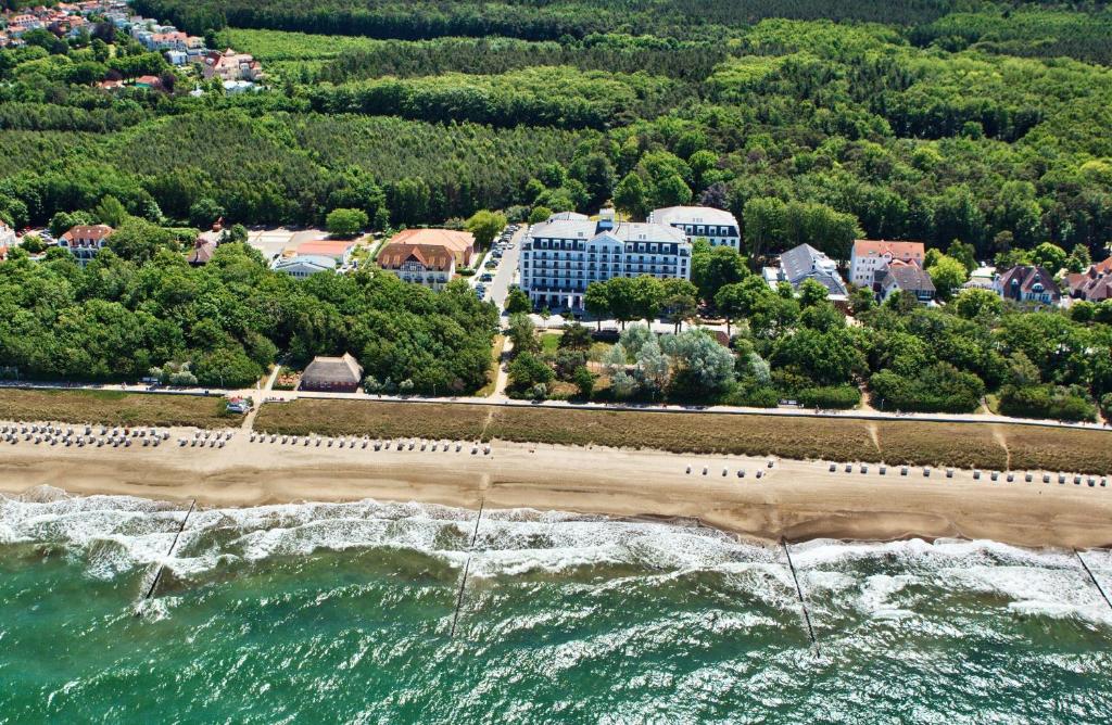 eine Luftansicht auf einen Strand und das Meer in der Unterkunft Upstalsboom Kühlungsborn in Kühlungsborn