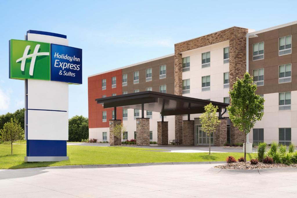 Holiday Inn Express & Suites Allen Park, an IHG Hotel في Allen Park: علامة أمام المبنى