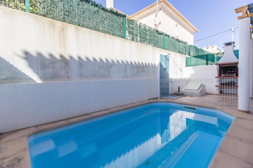 A piscina localizada em Villa Amoreira by ALGARVEMANTA ou nos arredores