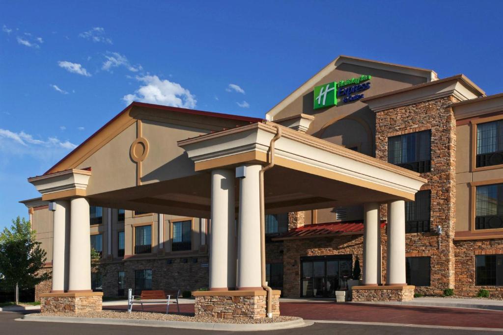 een hotelgebouw met een bord erop bij Holiday Inn Express Hotel & Suites Longmont, an IHG Hotel in Longmont