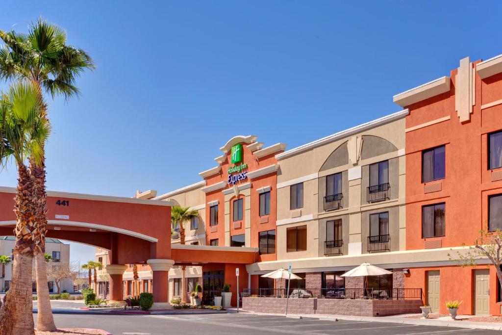 un hotel con una palma di fronte di Holiday Inn Express Hotel and Suites - Henderson, an IHG Hotel a Las Vegas