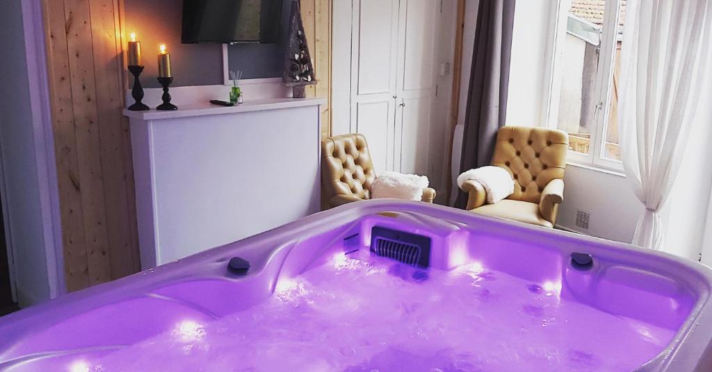 Fotografija u galeriji objekta Suite EDEN avec jacuzzi privé u gradu Šomon