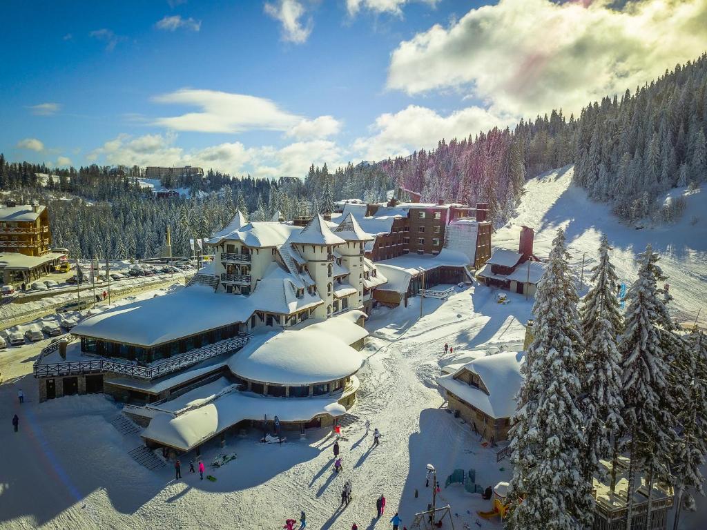 uma vista aérea de um resort na neve em Termag Hotel Jahorina em Jahorina