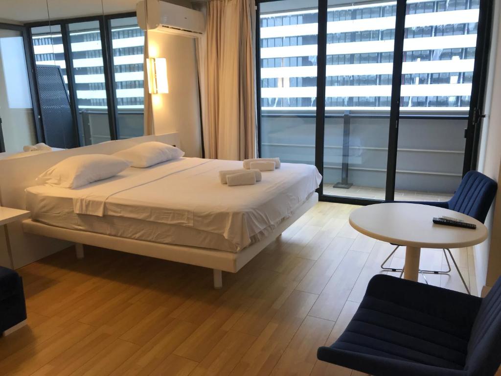 una camera con letto, tavolo e sedia di Batumi Residence In Orbi City a Batumi