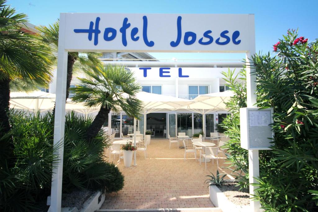 een hotel losesie bord voor een hotel bij Hôtel Josse in Antibes