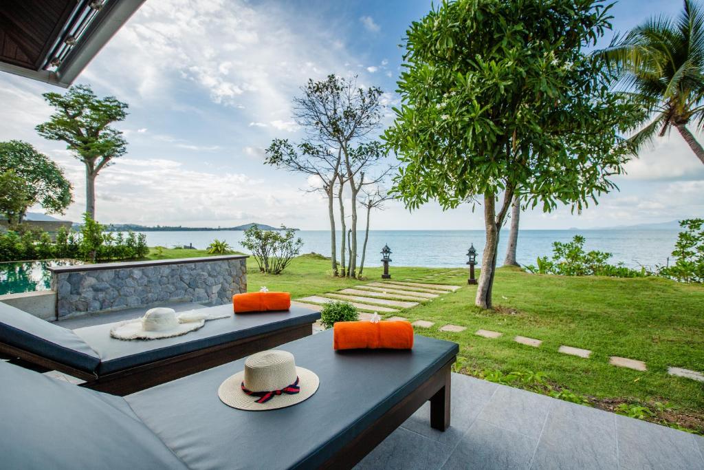 uma sala de estar com um sofá e vista para o oceano em 2H RESORT KOH SAMUI em Mae Nam