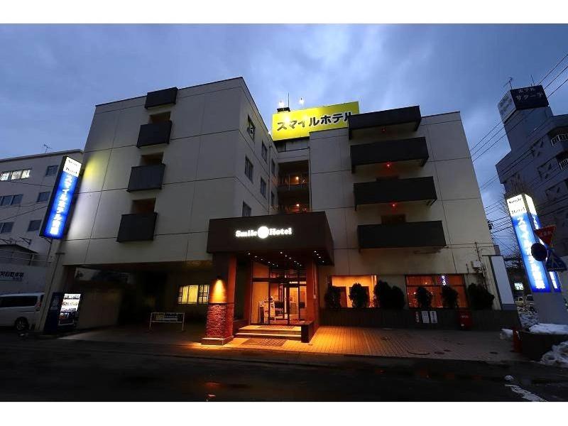 un grand bâtiment avec un magasin devant lui dans l'établissement Smile Hotel Aomori, à Aomori