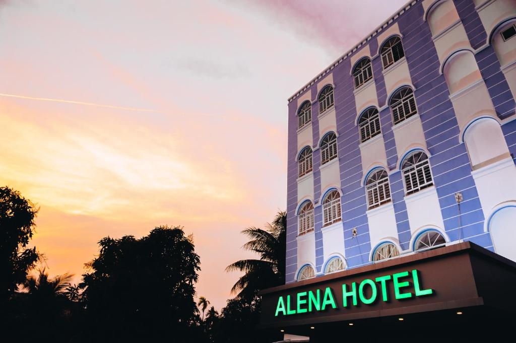 um edifício com uma placa de hotel em frente em Mui Ne Alena Hotel em Phan Thiet