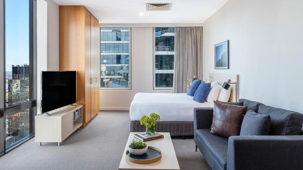 Телевизия и/или развлекателен център в Oaks Melbourne on Market Hotel