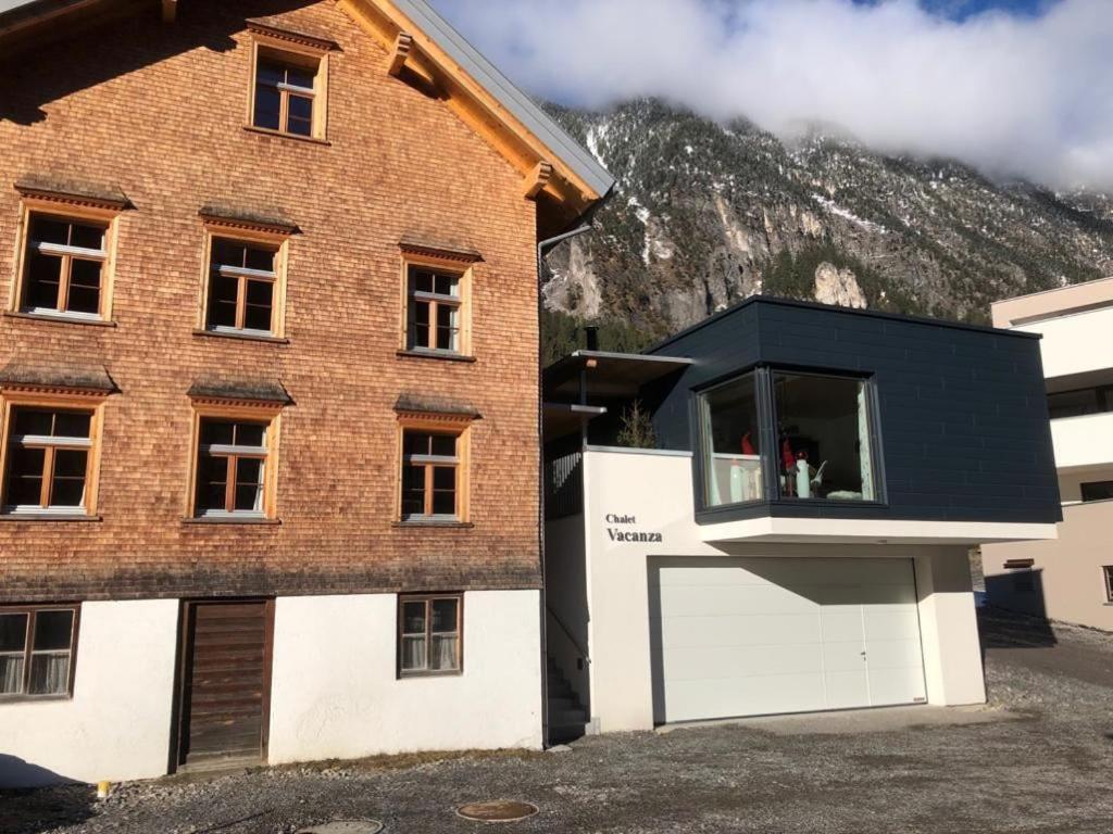 una casa con un balcón en el lateral. en Chalet Vacanza, en Brand