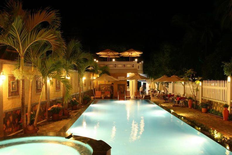 uma grande piscina à noite com um hotel em Thao Ha Mui Ne Hotel em Mui Ne