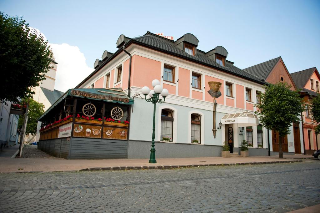 een gebouw aan de straatkant bij Hotel Club in Kežmarok