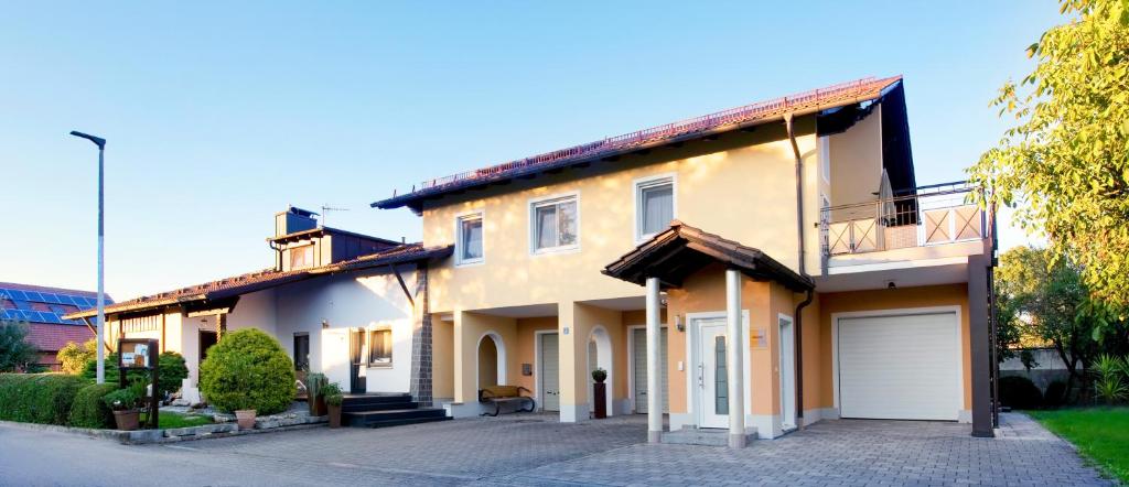 una grande casa con un garage su una strada di Haus Josef Hager a Bad Füssing