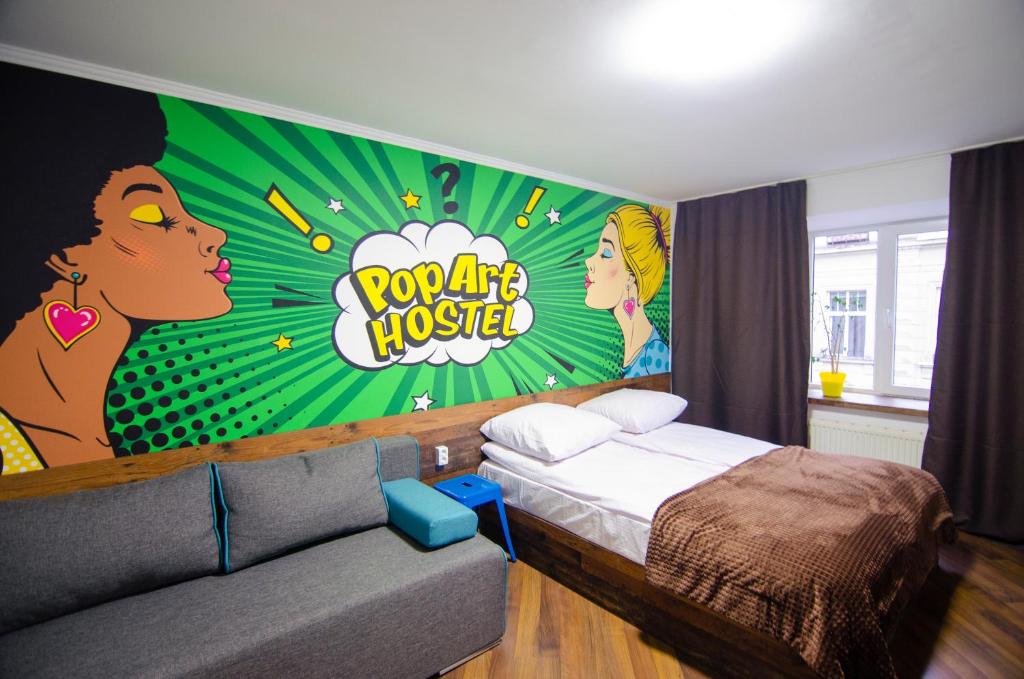 um quarto com uma cama e uma parede com um quadro em Pop Art Hostel Rynok Sq em Lviv