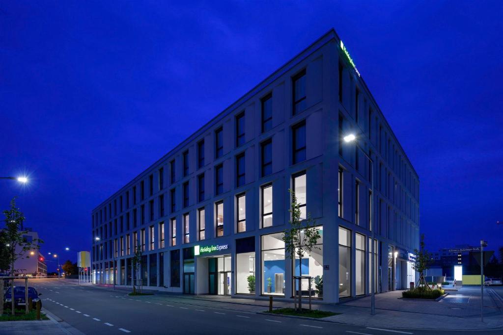 レーゲンスブルクにあるHoliday Inn Express - Regensburg, an IHG Hotelの夜の街路