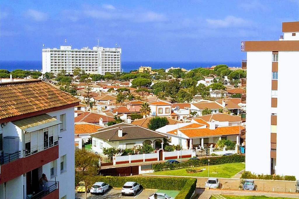 - une vue sur la ville avec ses bâtiments et l'océan dans l'établissement Vistas encantadoras, à Matalascañas