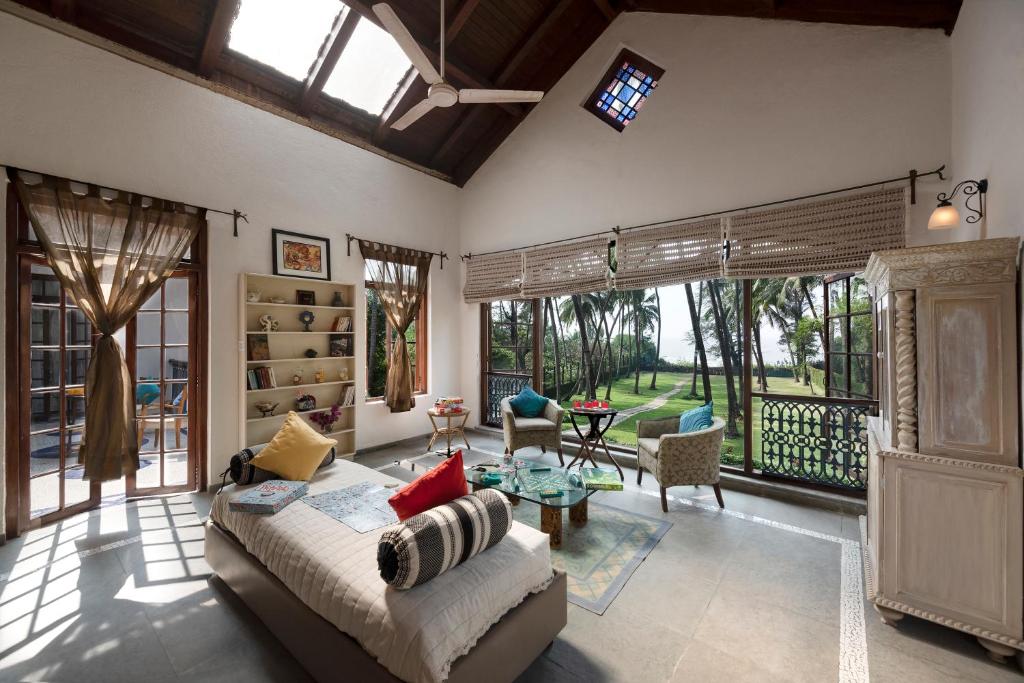 En sittgrupp på SaffronStays Thalassea, Alibaug - picturesque sea-facing villa with colonial decor