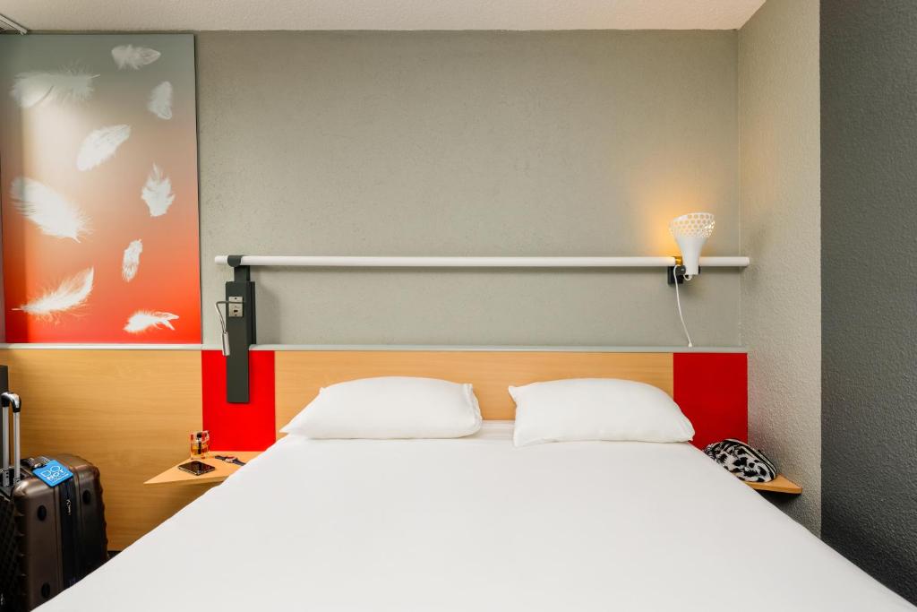 A bed or beds in a room at ibis Longwy Mexy