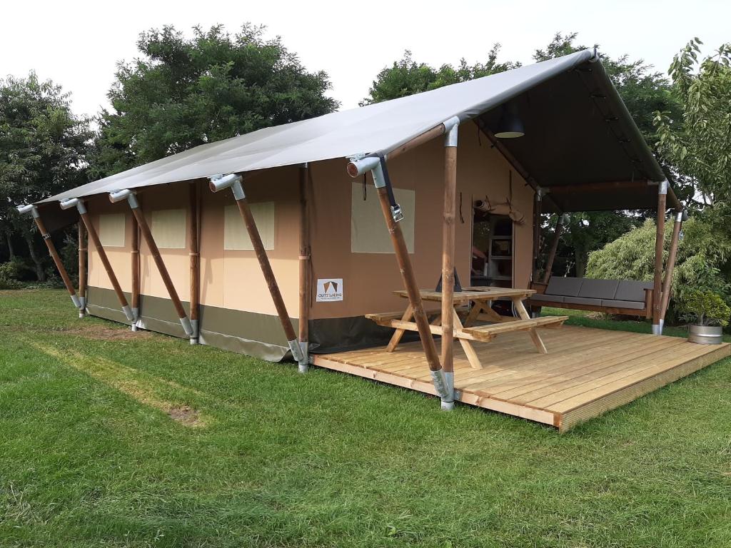 En have udenfor Glamping tent Romala